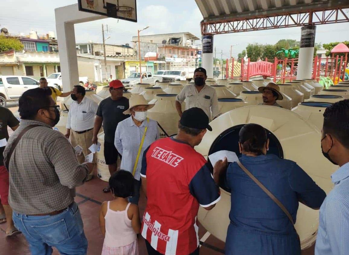 Beneficia asociación a ciudadanos de Villa Cuichapa con tinacos a bajo costo
