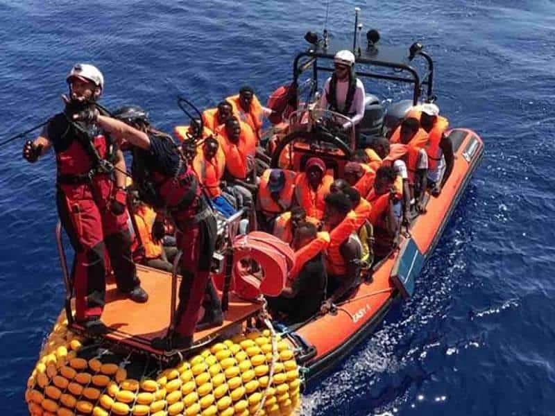 Barco de SOS Mediterráneo busca puerto para desembarcar a 466 migrantes
