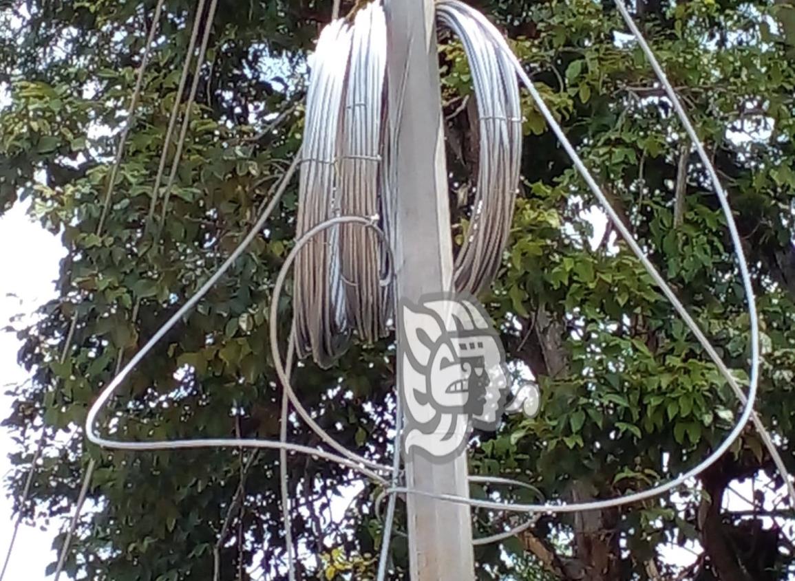 Personal de CFE olvida rollo de cables en calles de Jáltipan