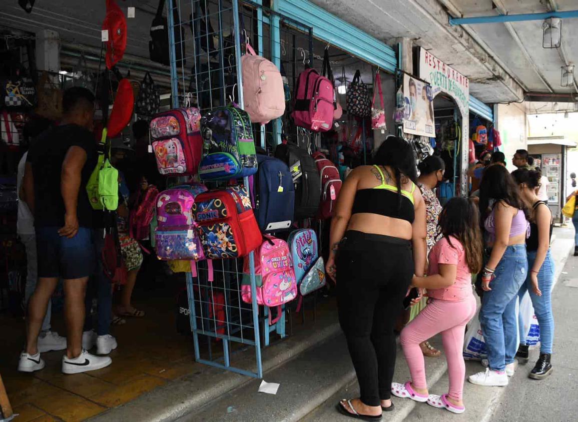 ¡De todos los diseños! Repuntan las ventas de mochilas en mercados de Veracruz