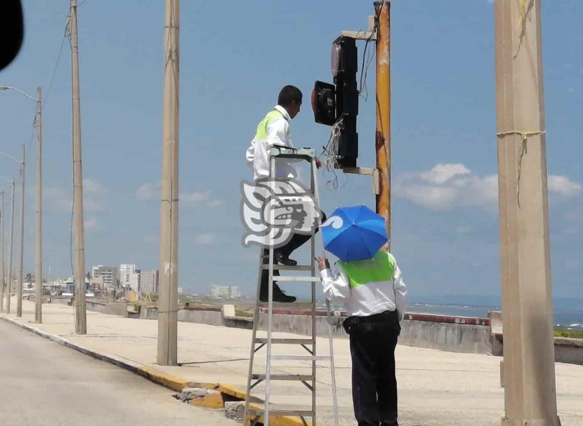 Reparan semáforos de la colonia Playa Sol