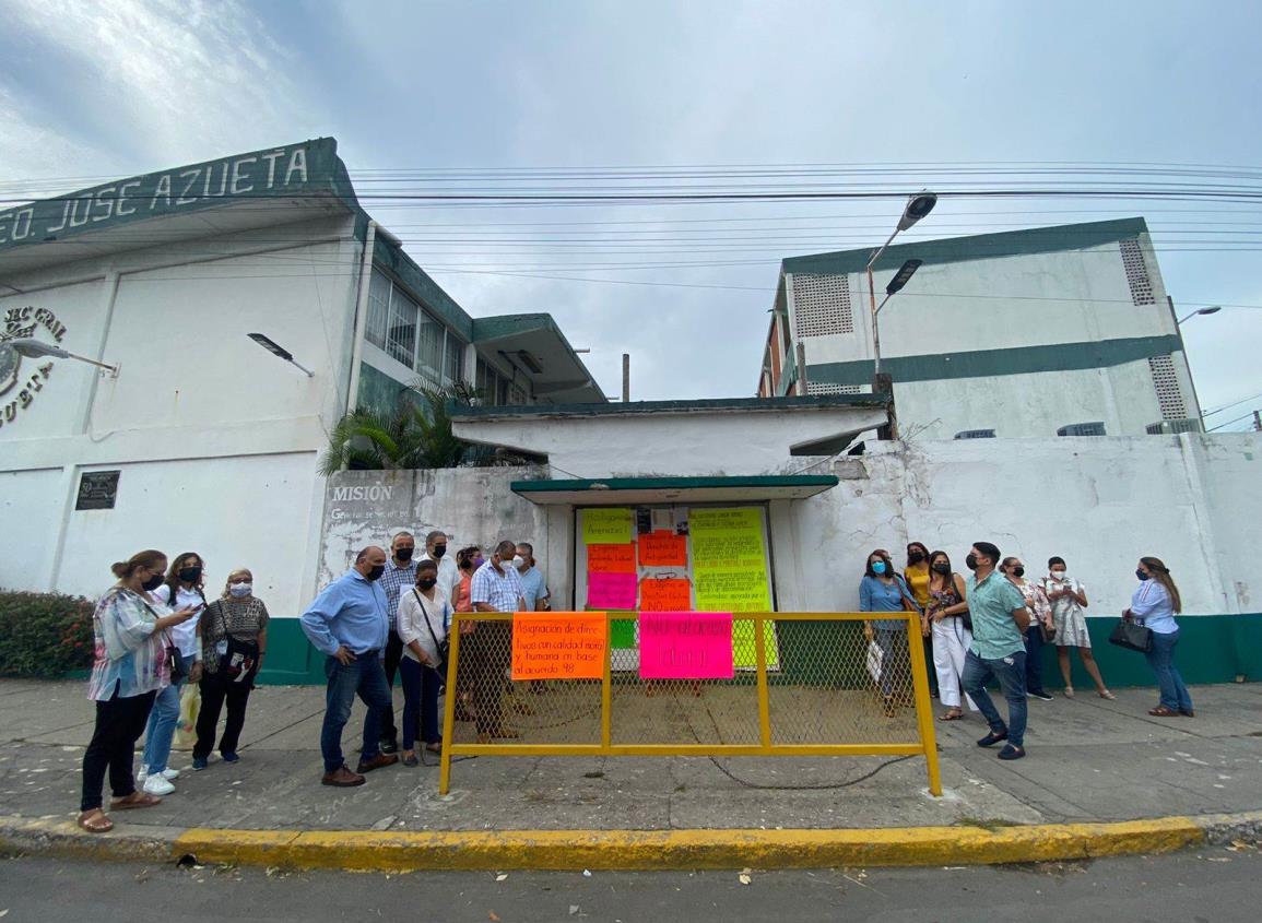 Toman secundaria José Azueta en Boca del Río; alumnos no pudieron regresar a clases