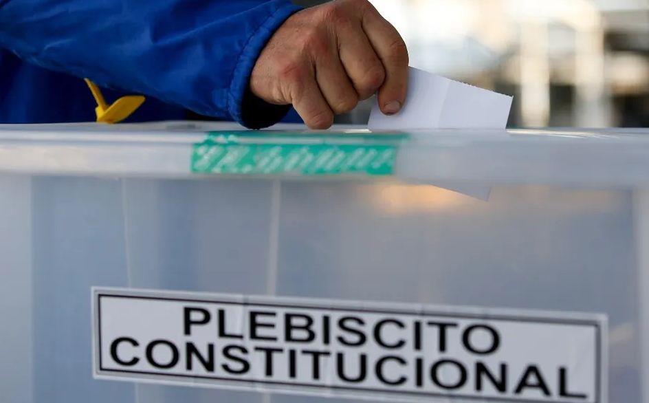 En Chile, inician votaciones para modificar la Constitución Política