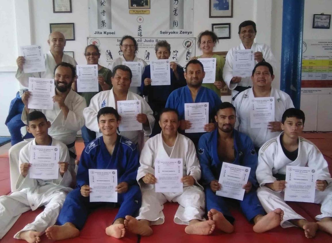 Judokas se preparan para sus exámenes de ascenso de grado