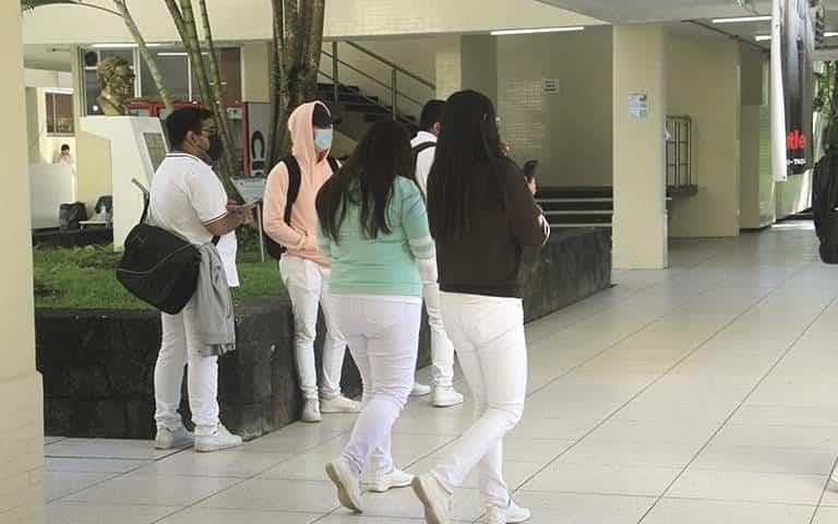 Empleados realizan paro en facultad de Medicina en UV de Veracruz
