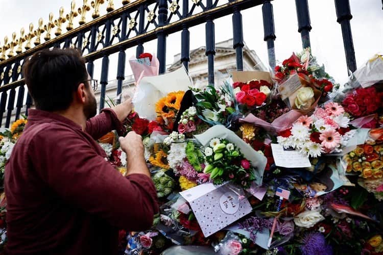 Mexicanos realizan ofrendas para la reina Isabel II en el palacio de Buckingham