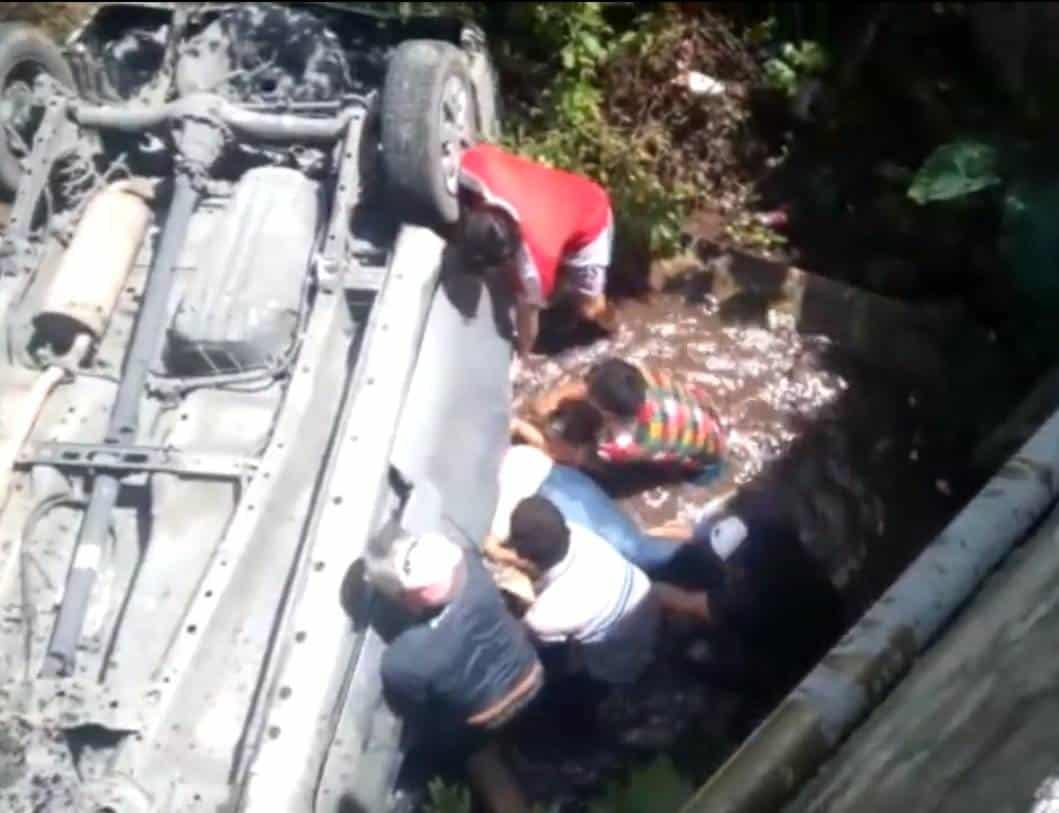 Rescatan a familia tras caer de un puente, en Nuevo León (+Video)