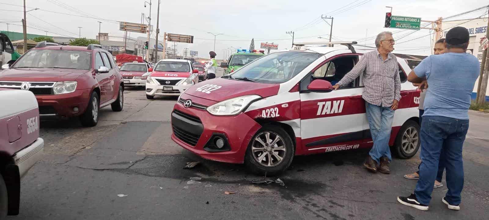 Chocan taxis en la colonia Palma Sola; uno de ellos se da a la fuga