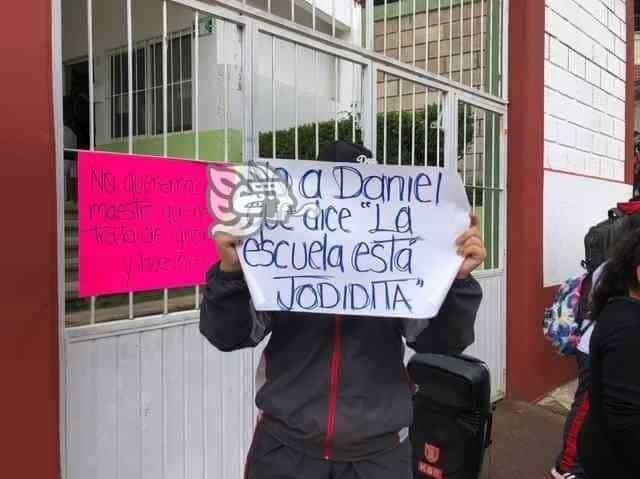 Protestan por destitución de directora en TEBA de San Andrés Tlalnelhuayocan