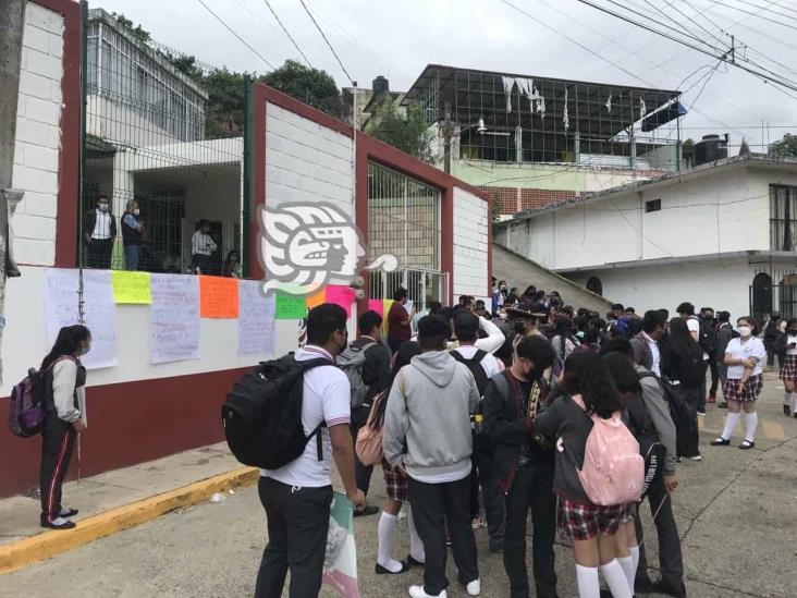 Protestan por destitución de directora en TEBA de San Andrés Tlalnelhuayocan