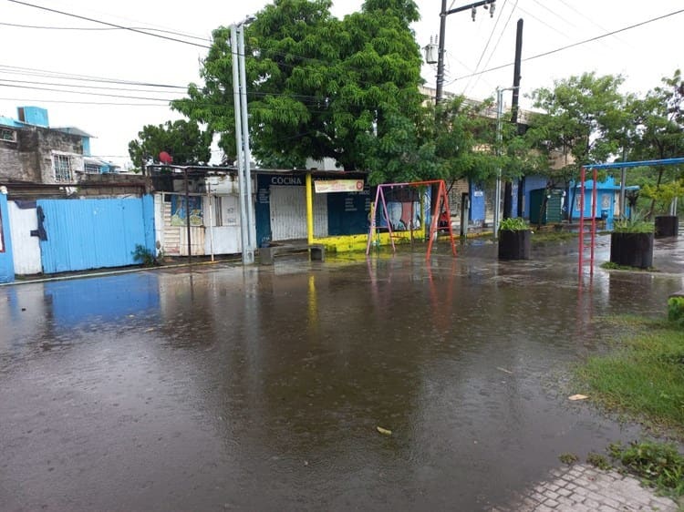 Calles aledañas a avenida Salvador Díaz Mirón permanecen inundadas por las lluvias