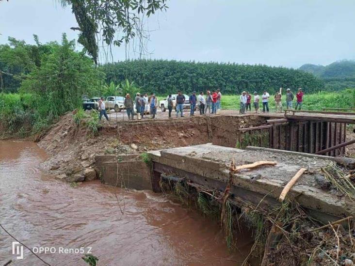 Río Coatzacoalcos tumba puentes y destroza caminos en el sur de Veracruz