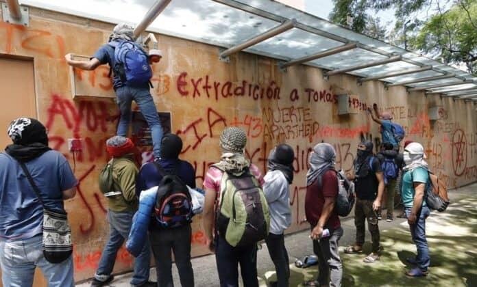 Exigen extradición de Tomás Zerón frente a embajada de Israel por caso Ayotzinapa