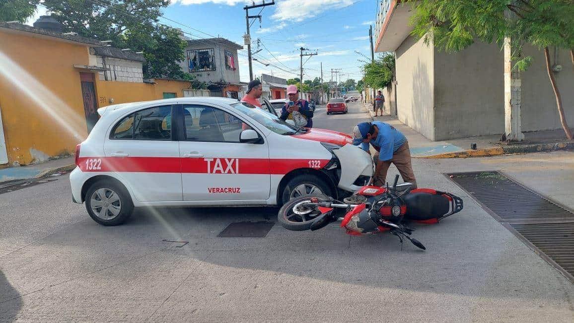 Motociclista intenta ganarle el paso a taxista y se impacta en colonia de Veracruz