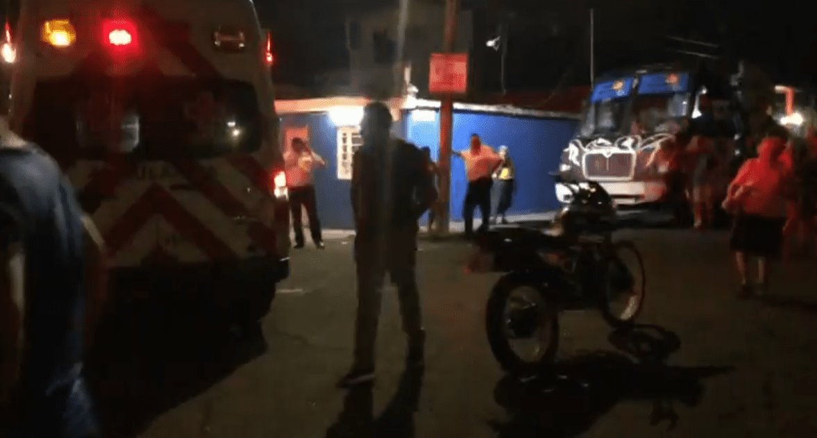 Video: Motociclista choca con automóvil y sale proyectado a la banqueta en Veracruz