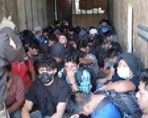 Rescatan a más de 100 migrantes hacinados en caja de tráiler en Nuevo León