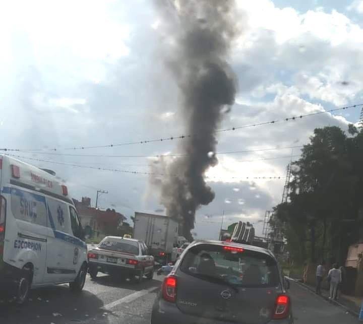 Cierran circulación en autopista Xalapa-Veracruz por incendio de tráiler (+Video)