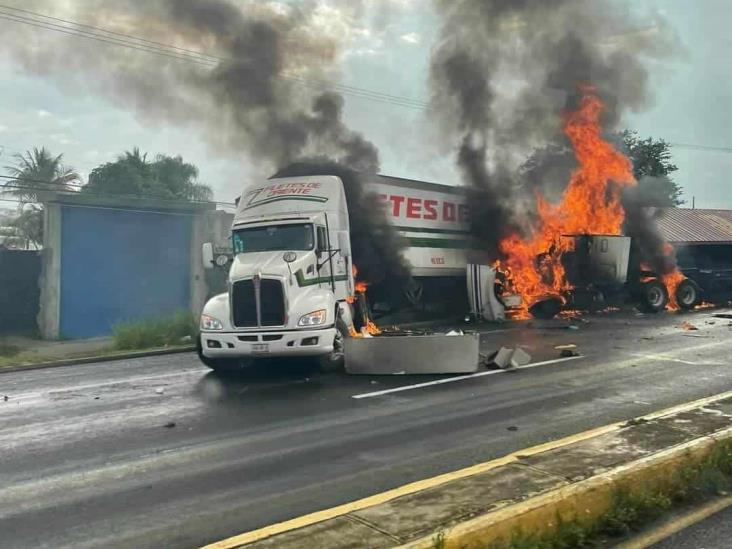 Cierran circulación en autopista Xalapa-Veracruz por incendio de tráiler (+Video)