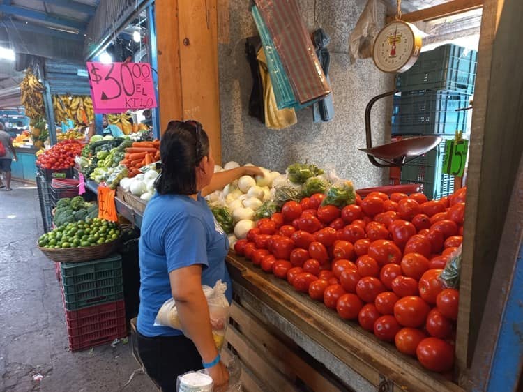 Locatarios del mercado Unidad Veracruzana aumentan precios de frutas y verduras