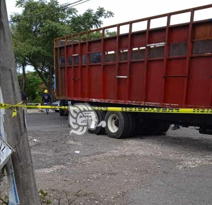 Muere laminador atropellado por camión de carga en Yanga
