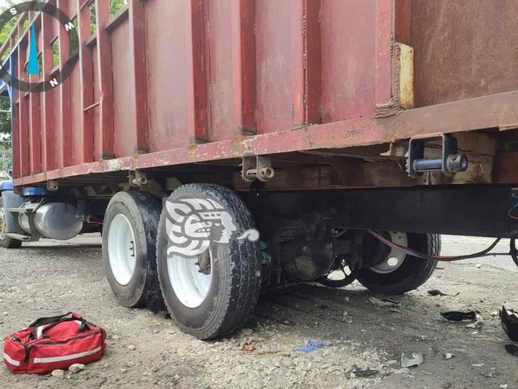 Muere laminador atropellado por camión de carga en Yanga