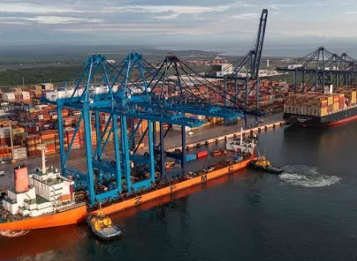 Llega nueva grúa para aumentar movimiento en el puerto de Veracruz