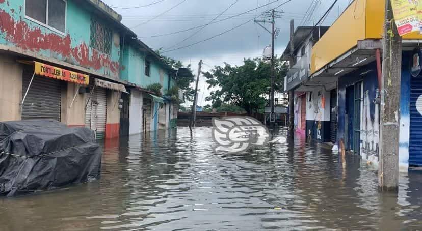 El agua sigue ganando terreno en calles de Minatitlán