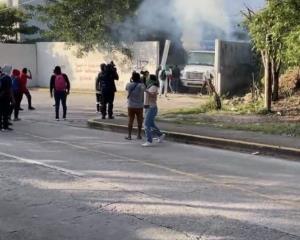 Normalistas incendian autos y dañan Palacio de Justicia de Iguala