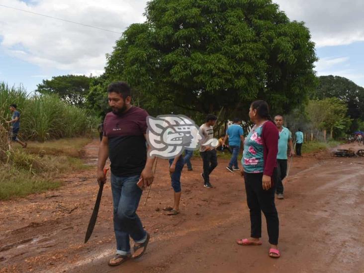 Con palos y machetes, persiguen a delincuentes tras asalto en Acayucan (+Video)