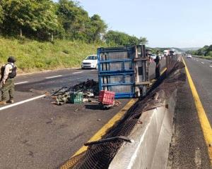 Se incendia camioneta al volcar sobre la carretera Veracruz-Cardel