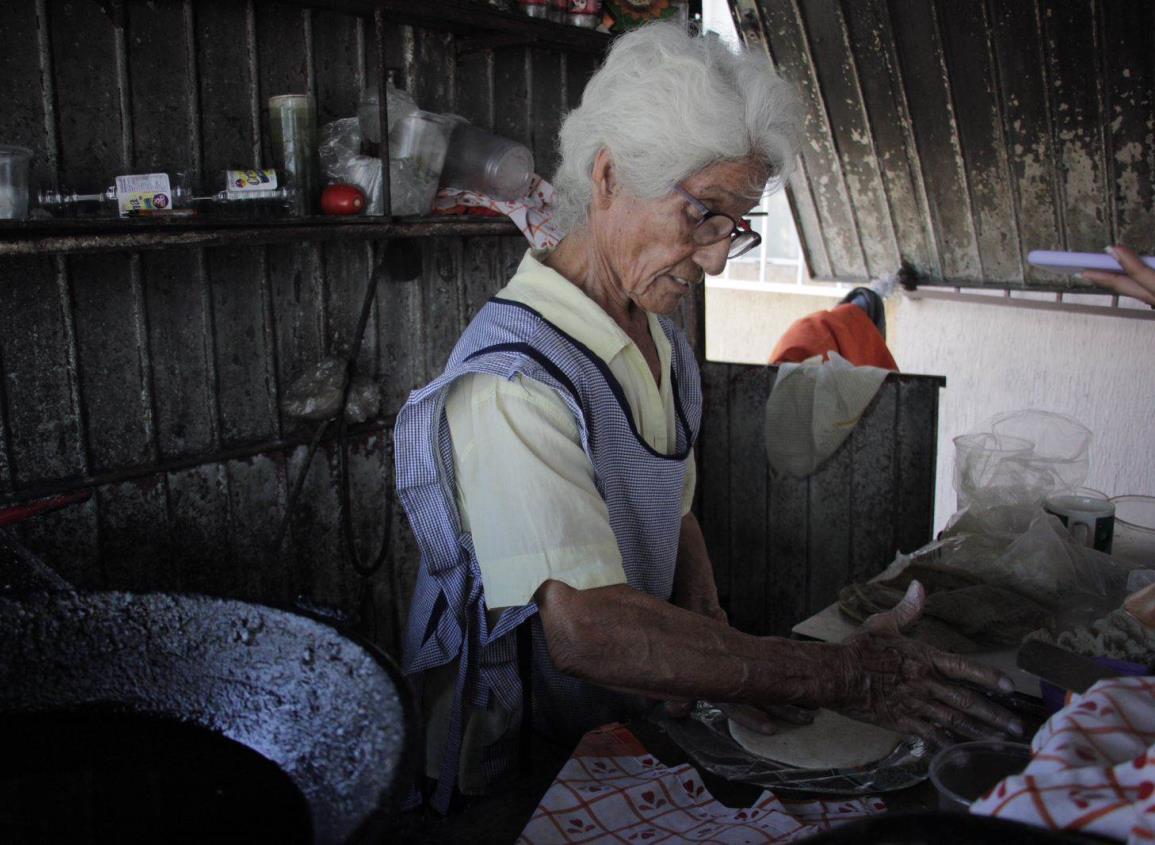 Rafaelita, a sus 88 años hace picadas para cuidar a hijo con esquizofrenia
