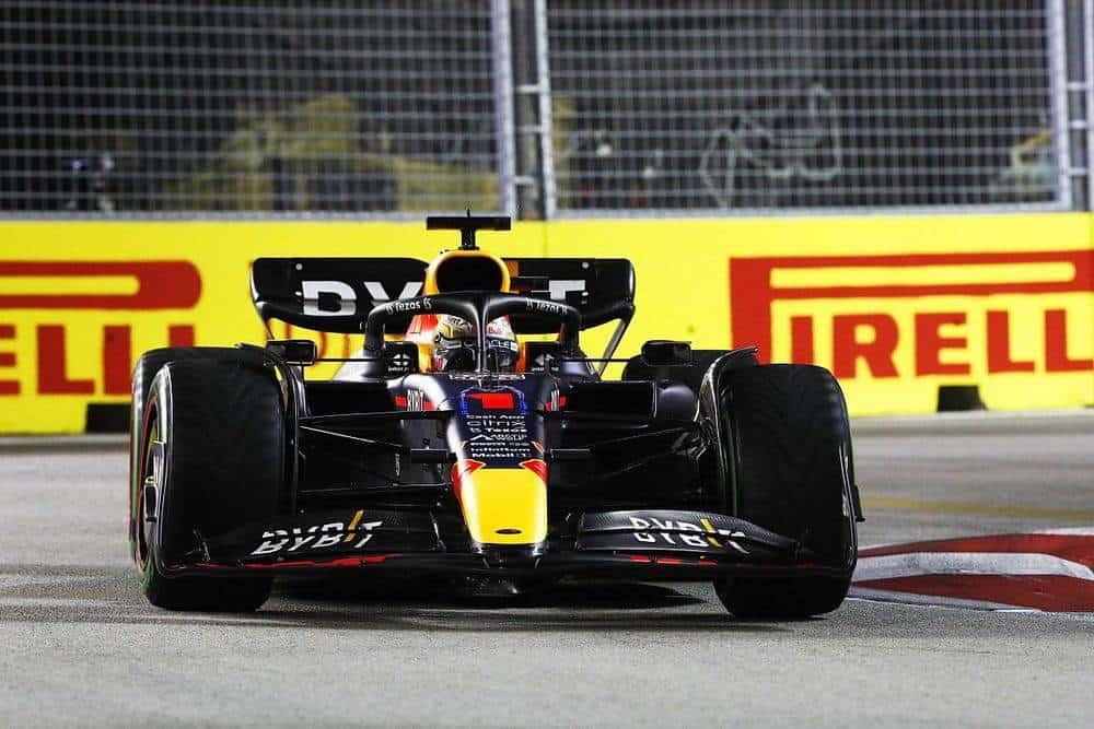 Verstappen a punto de ser descalificado, abandona en última vuelta