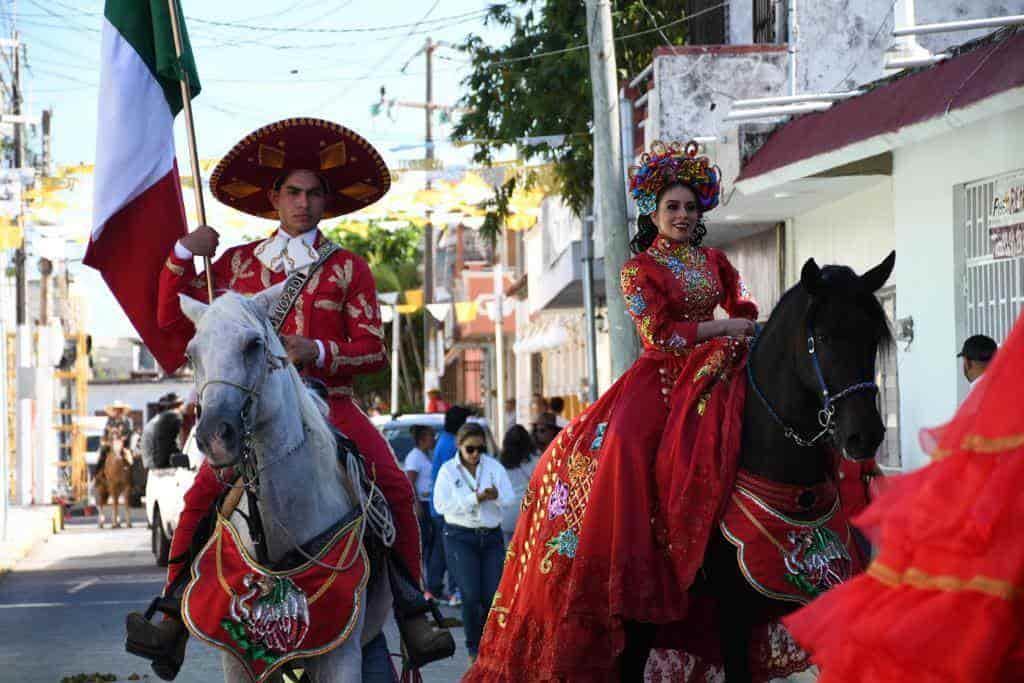 Realizan tradicional cabalgata en honor a la Virgen del Rosario en Alvarado (+Video)