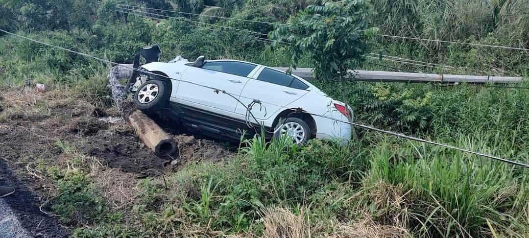 Automovilista pierde el control y se estampa contra poste en Tlacotalpan