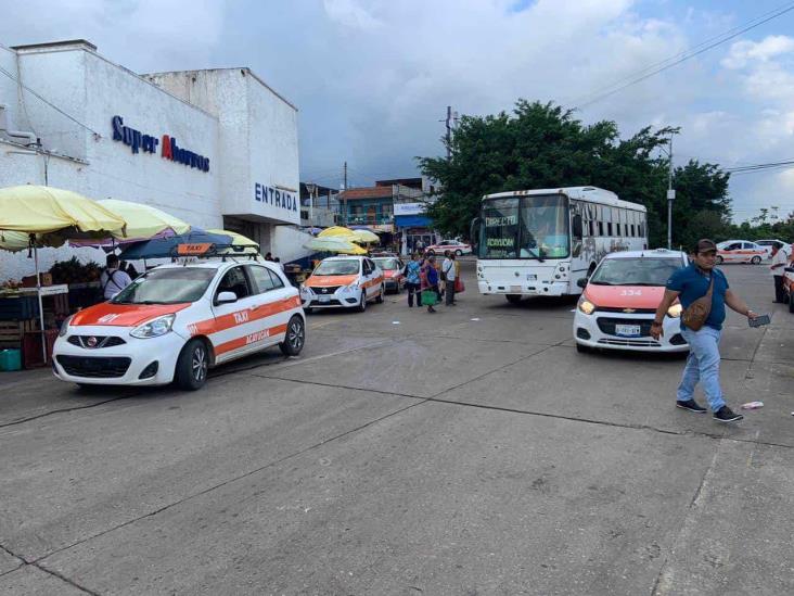 Pelean conductores por pasajeros en terminal de segunda