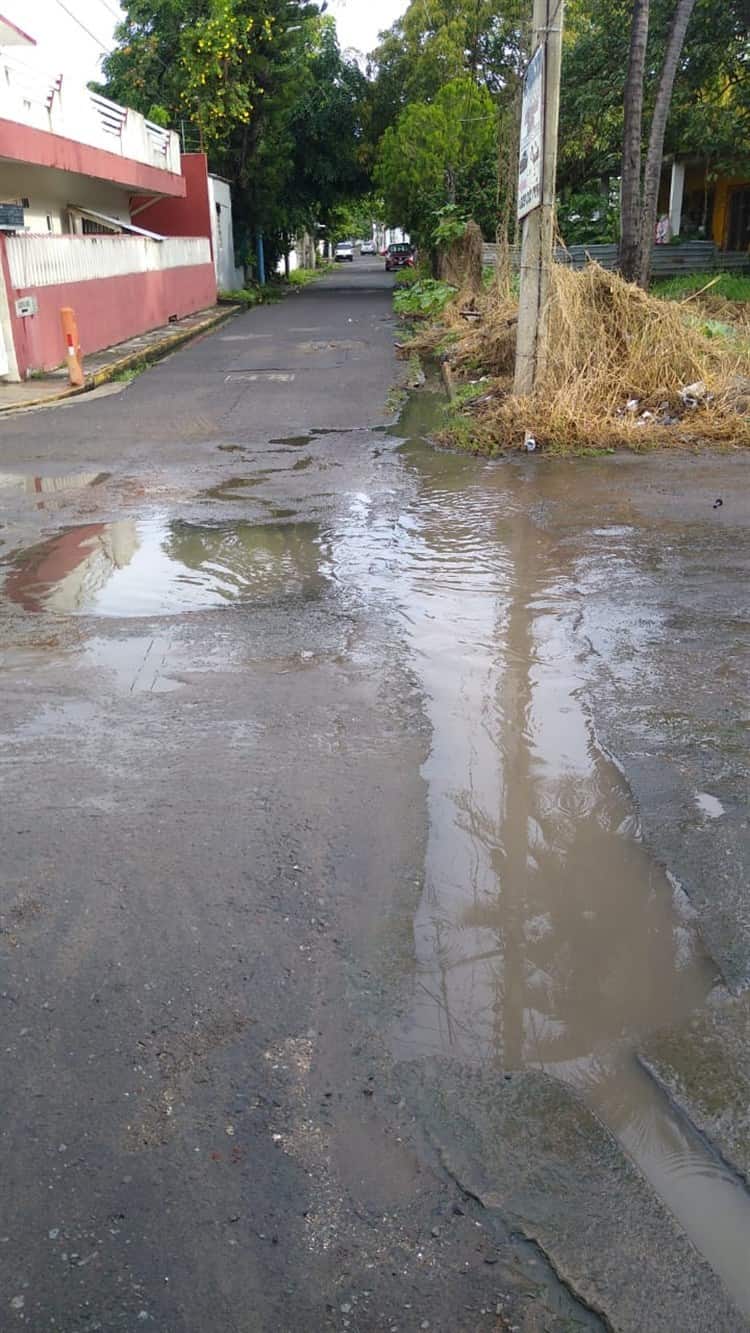 Fugas de agua y terrenos usados como basureros aquejan a vecinos de Boca y Medellín