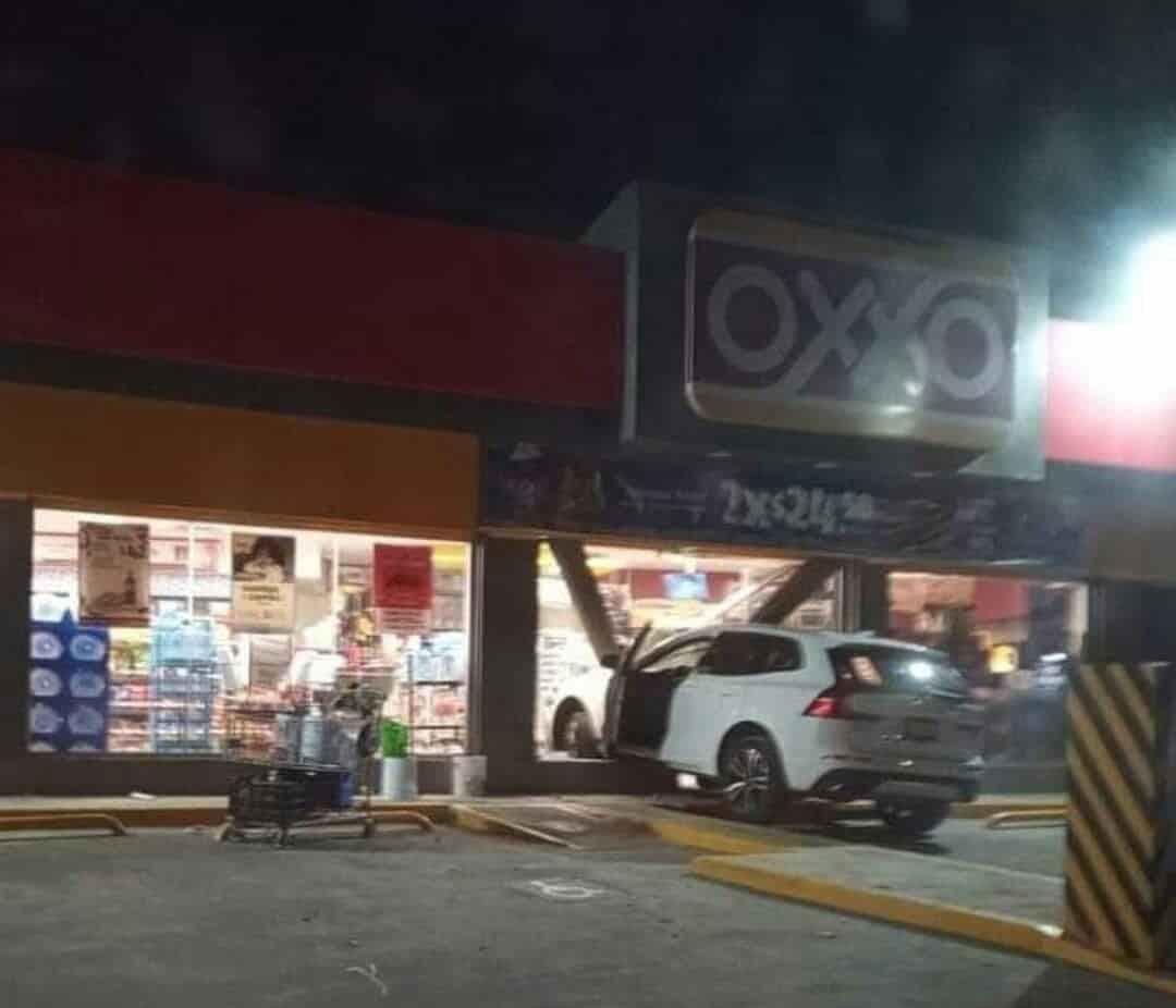 ¡Le aceleró! Camioneta se impacta contra tienda de conveniencia en Boca del Río
