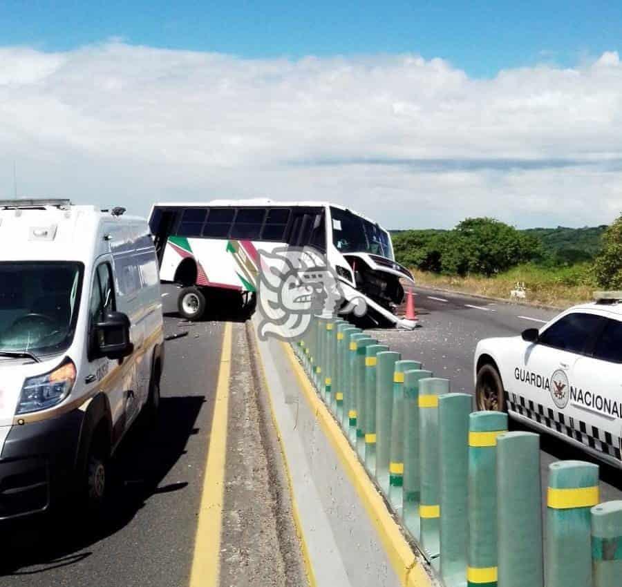 Vuelca unidad del Gobierno de Tabasco, en autopista del sur de Veracruz