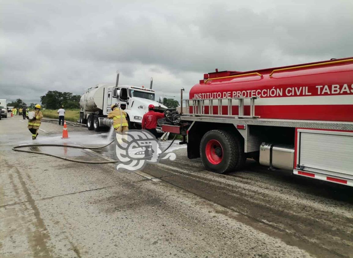 Rapiñan combustible de pipa accidentada en la Coatza-Cárdenas (Video)