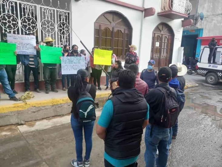 Por falta de maestros, toman instalaciones de la SEV en Zongolica