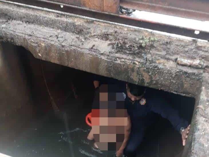 PC y Bomberos rescatan a joven que cayó a una alcantarilla en Coatzacoalcos