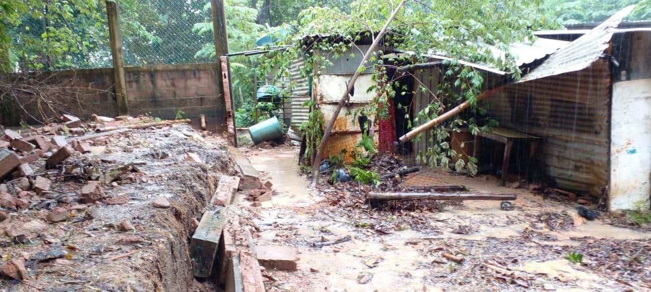 Familia pierde su hogar al caer barda de vecino, en localidad de Jáltipan