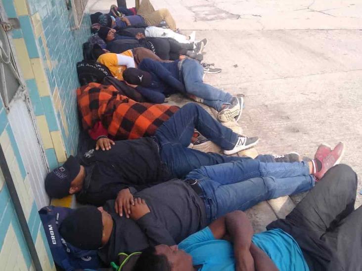 Agentes del INM y policías agreden a migrantes en Río Blanco