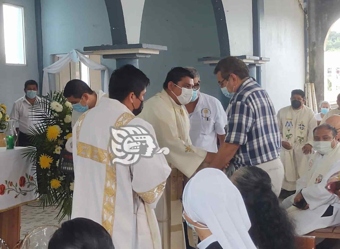 Feligreses católicos recibieron al nuevo párroco en Villa Cuichapa