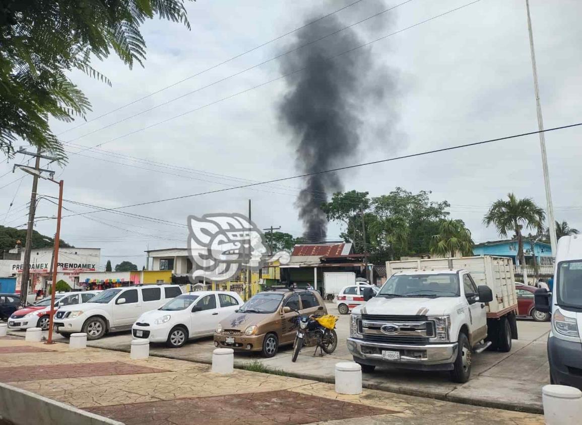Irresponsable quemaba plásticos en pleno centro de Villa Cuichapa 
