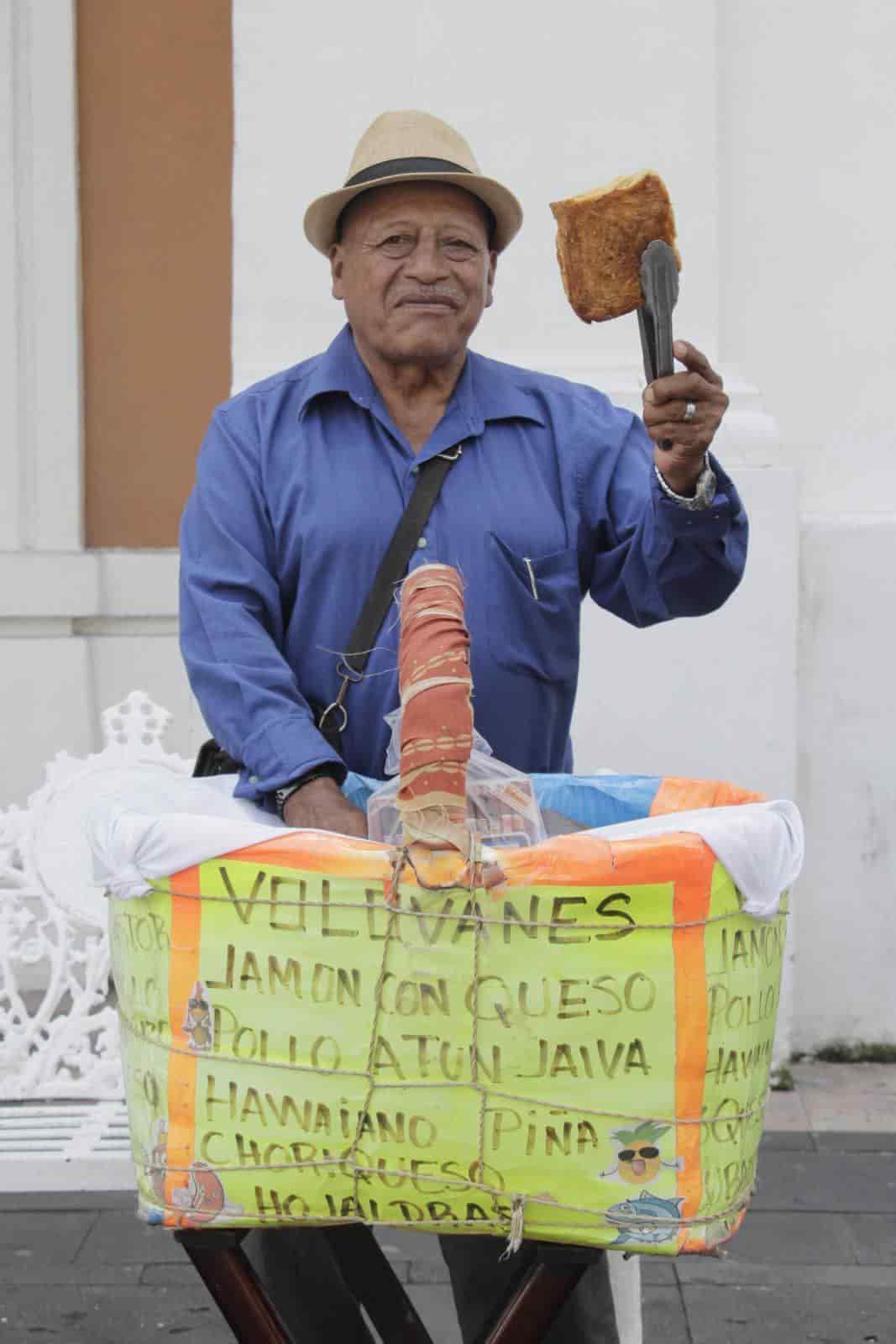 Don Toño difunde las tradiciones de Veracruz con su venta de volovanes
