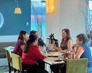 Rocío Nahle se reúne con diputadas federales en el puerto de Veracruz