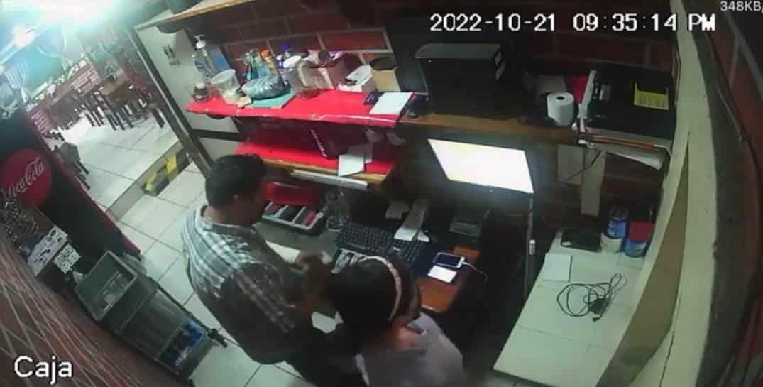 Par de delincuentes asaltaron restaurante de antojitos en El Tesoro