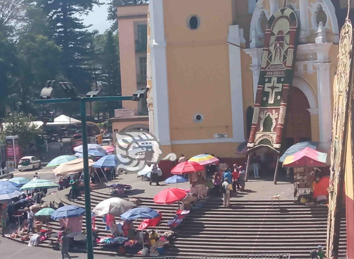 En Día de San Rafael, fieles católicos visitan tumba del santo en Xalapa