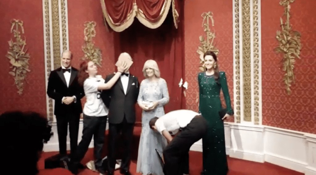 Activistas lanzan pastelazo a figura de cera del rey Carlos III (+Video)